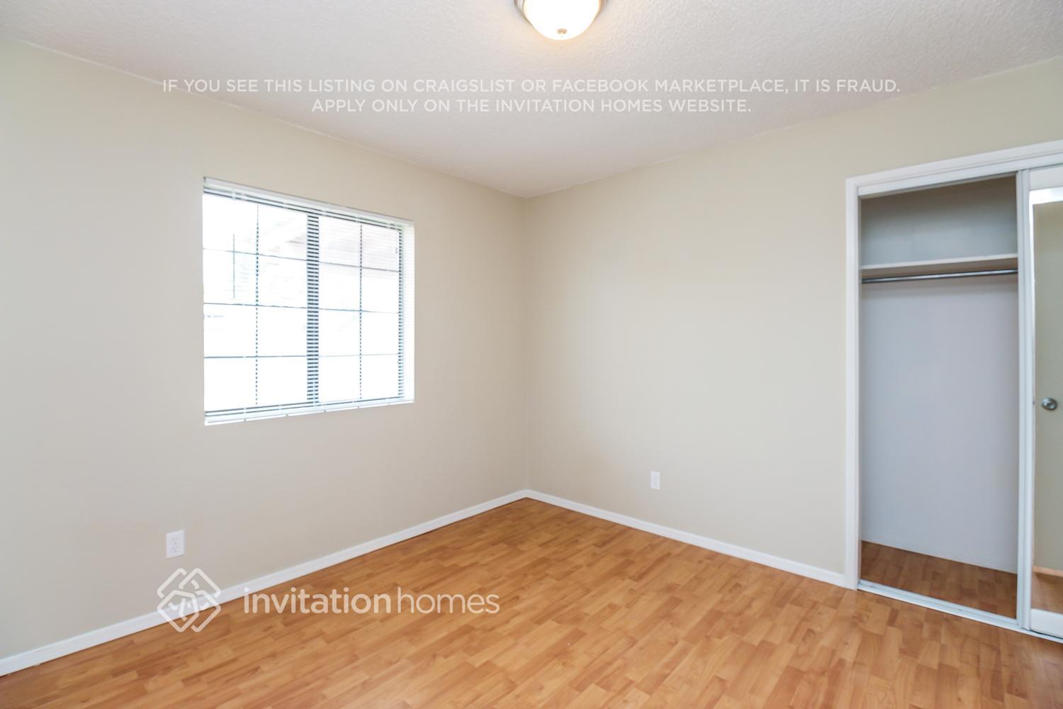 Building Photo - 687 E Del Rio St
