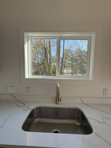 Building Photo - 631 Morreene Rd