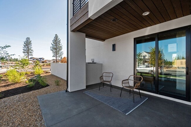 Building Photo - Exquisite Town home living: Bends desirabl...