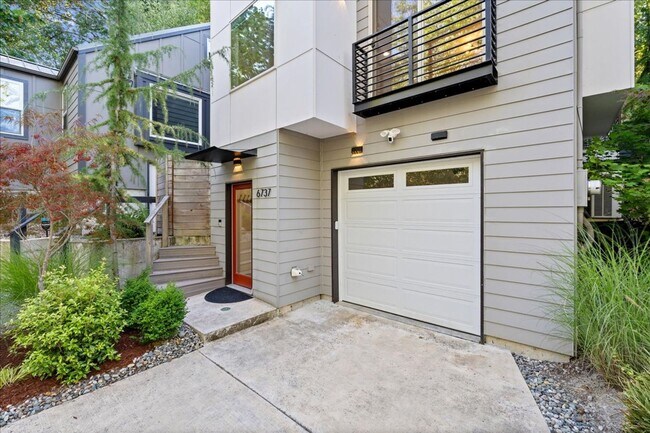 Building Photo - West Seattle - 3 Bedroom - 2.5 Bathroom w/ AC!