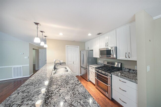 Building Photo - 49 Sawmill Grove Ln