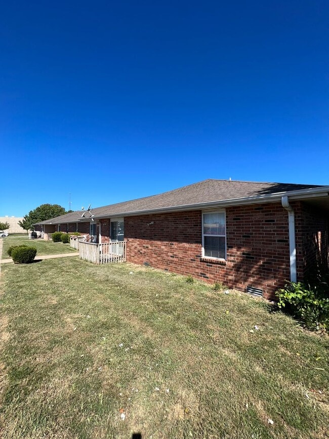 Building Photo - 1 bedroom 1 bath apartment available now!