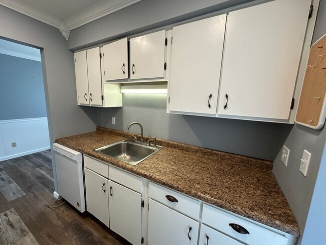 Building Photo - 2 Bedroom Townhome in Western Schools