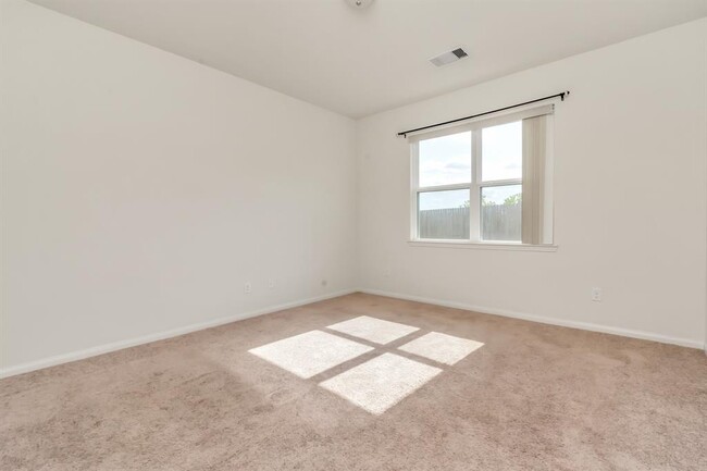 Building Photo - 718 Crystal Lakes Dr