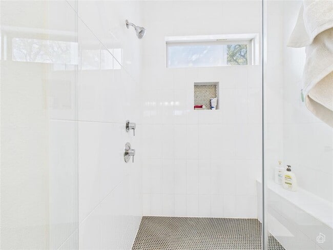 Building Photo - 3002 Sunridge Dr