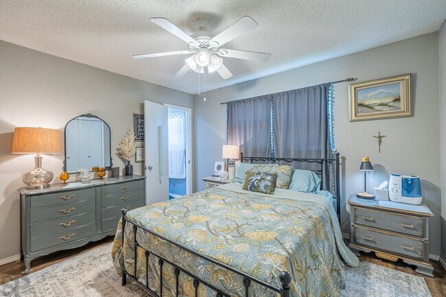 Building Photo - Charming 3 bedroom, 2 bath in Great Location!