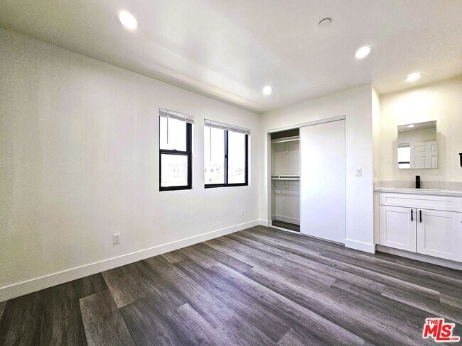 Building Photo - 4112 Normandie Ave