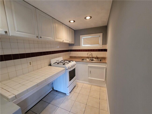 Building Photo - 15 Girouard St