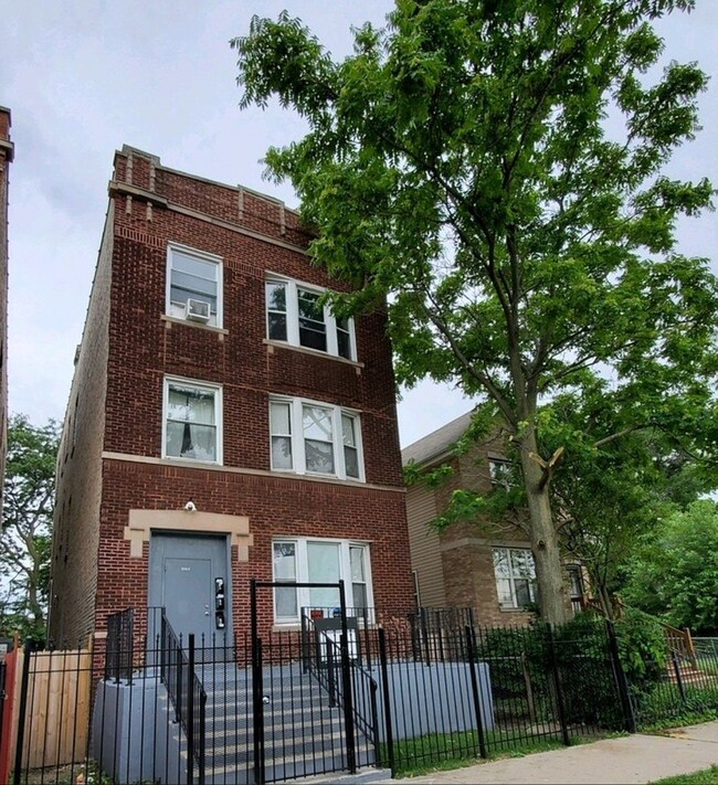 Primary Photo - 3829 W Maypole Ave