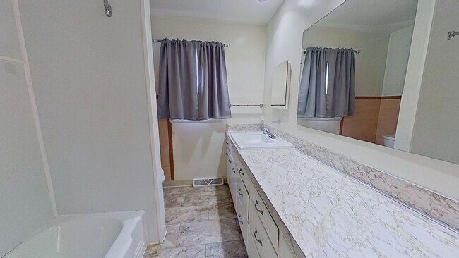 Building Photo - 2-Bedroom Rancher with Garage