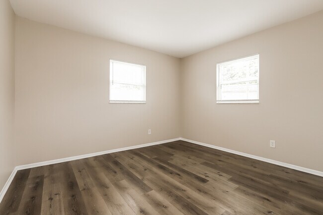 Building Photo - 779 Lynndale St N