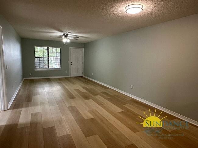 Building Photo - Spacious 2-Bedroom End Unit in Prime Navar...