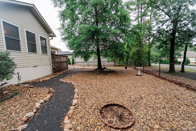 Building Photo - Charming 3 bedroom, 2 bathroom located in the picturesque Hot Springs Village