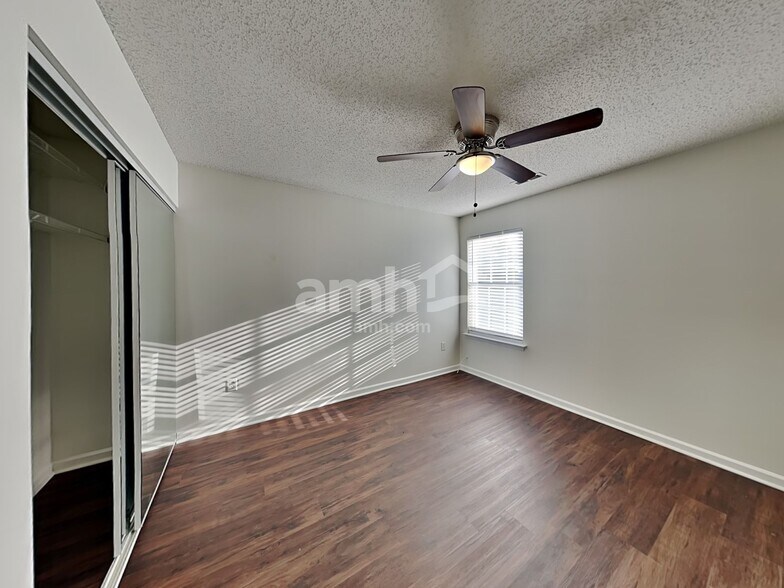 Building Photo - 1003 Glen Hollow Dr