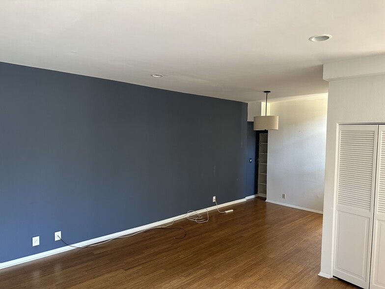 Building Photo - 609 S El Molino Ave