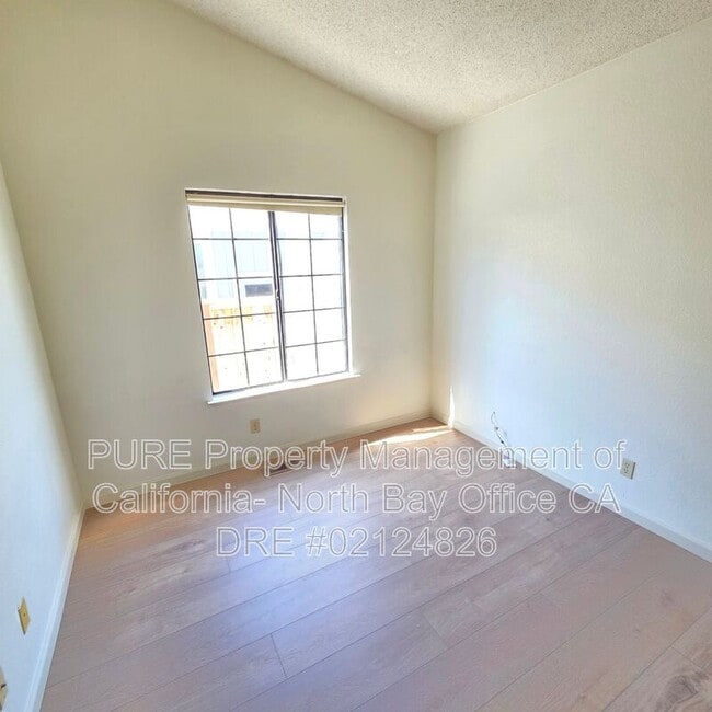 Building Photo - 869 Maria Dr