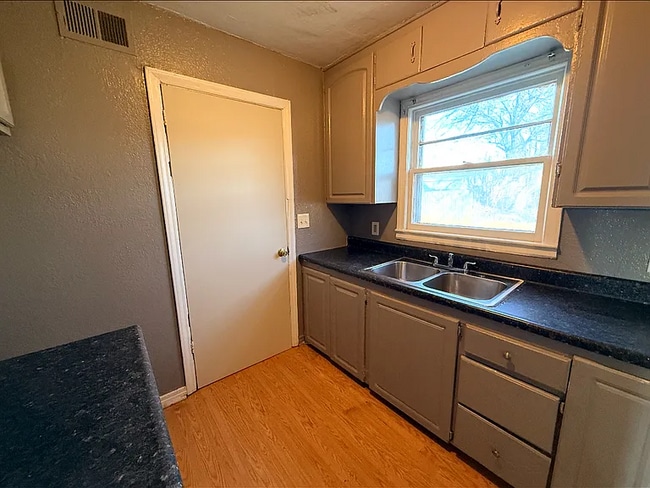 Building Photo - 2332 N Poplar St