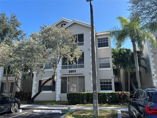 Building Photo - 2811 N Oakland Forest Dr