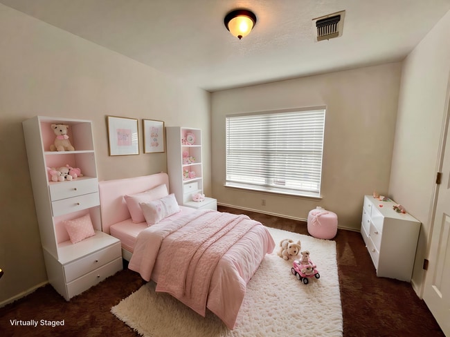 Building Photo - Large 4 bedroom/2.5 bath conveniently located to Lackland AFB! Move-in Ready!