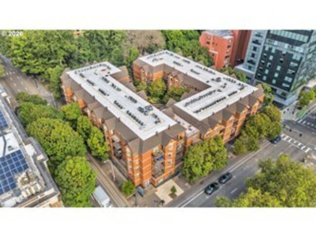 Building Photo - 1500 SW Park Ave