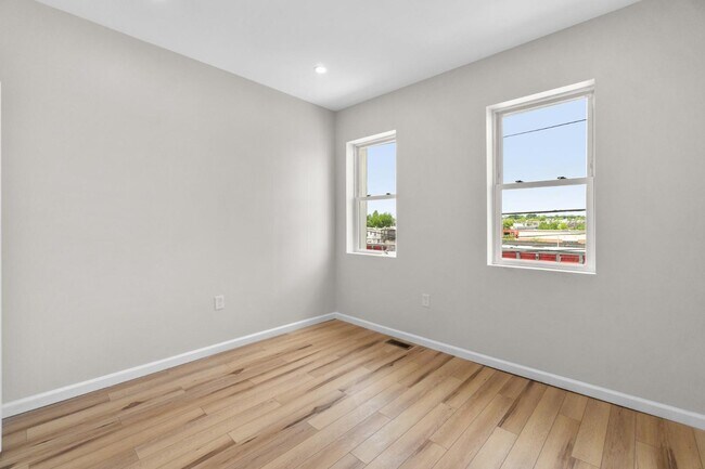 Building Photo - 3326 Noble St