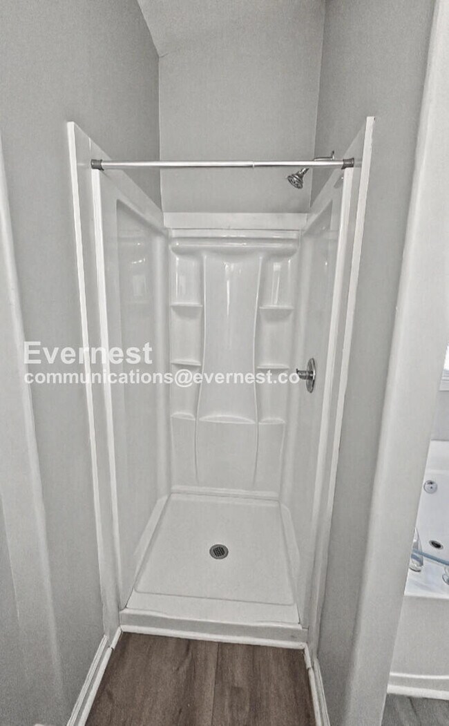 Building Photo - 4 Bed, 2 Bath Home with Garage / Pet-Friendly / Available Now!