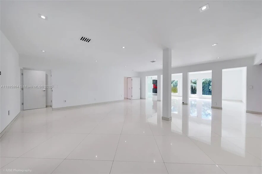 Building Photo - 850 N Venetian Dr