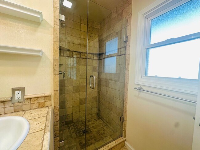 Building Photo - Beautiful 2-story pool home