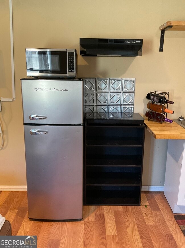 Building Photo - 6052 Pine St