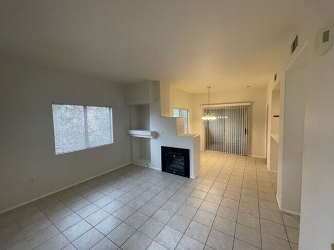 Building Photo - GREAT GATED COMMUNITY 2 BEDROOM -2 BATH -L...