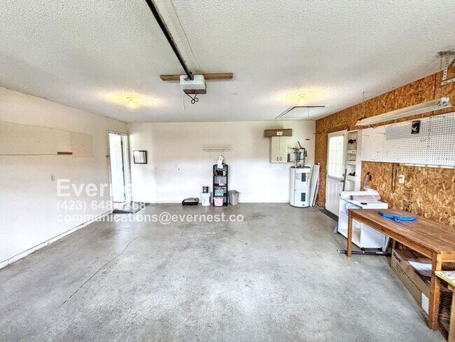 Building Photo - 3-Bedroom, 2-Bath Home with Modern Applian...
