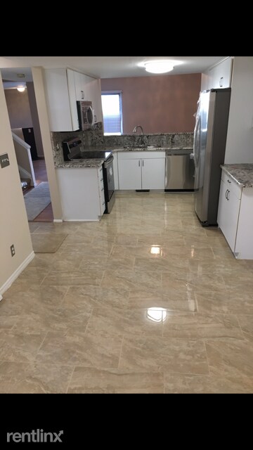 Building Photo - 3 br, 2.5 bath Condo - 5633 Drake Hollow Dr W