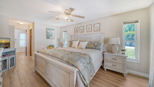 Building Photo - 3 Bedroom, 2 Bath Home with Pool Near Sies...