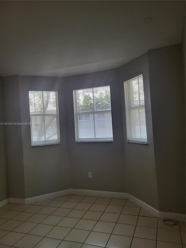 Building Photo - 1662 SE 27th Dr