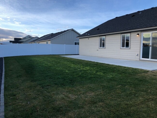 Building Photo - New Edgewood Home in Sagecrest Development!