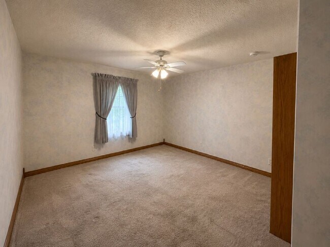 Building Photo - GORGEOUS 3 BEDROOM HOME ON WEST SIDE OF TRAVERSE CITY
