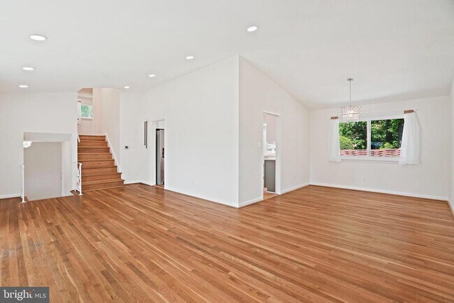 Building Photo - 6607 Lone Oak Dr