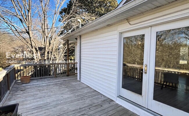 Building Photo - 3 Bed, 2 Bath Home with Fenced Yard / Pet-Friendly / Available Now!