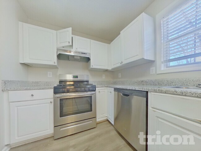 Building Photo - 1221 Wandering Vine Ct SE