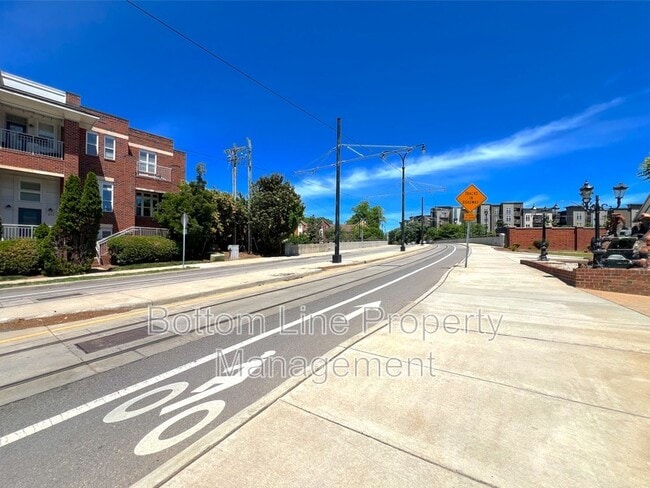 Building Photo - 600 Hawthorne Ln