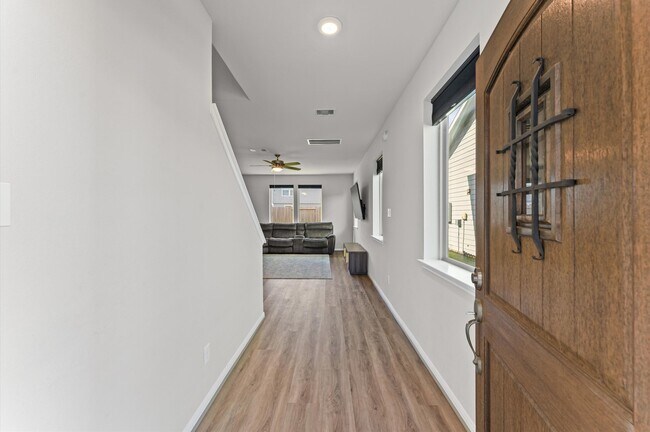 Building Photo - 5343 Marisol Cv Dr