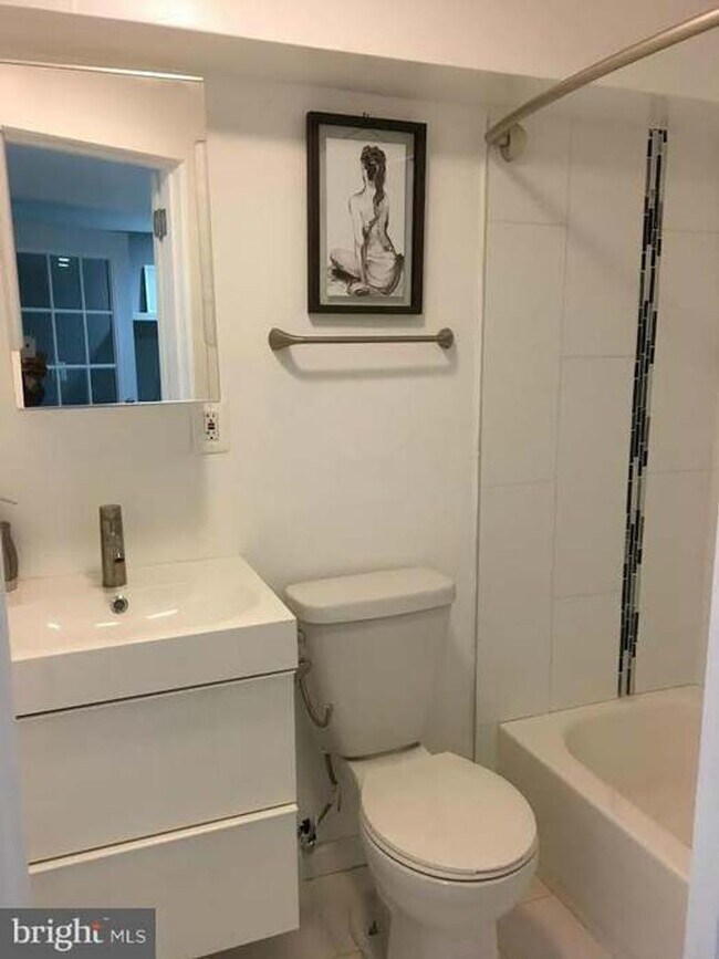 Building Photo - Spacious Townhome with Off Street Parking