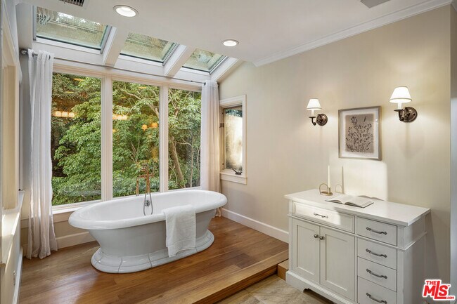 Building Photo - 7972 Mulholland Dr