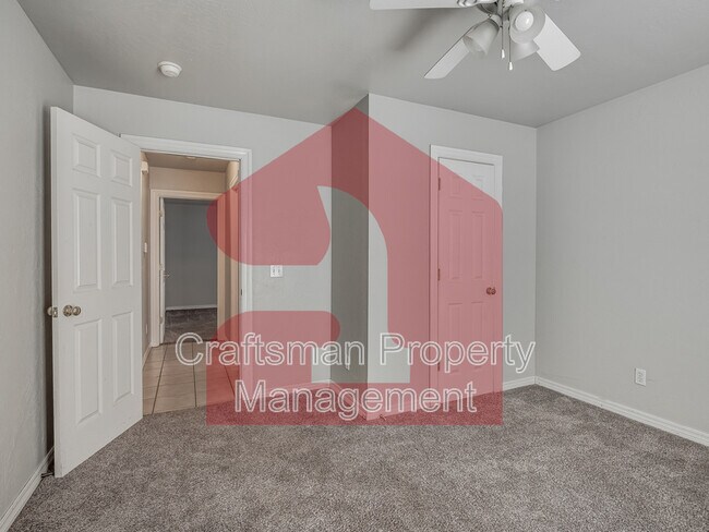 Building Photo - 2707 Silvertree Dr