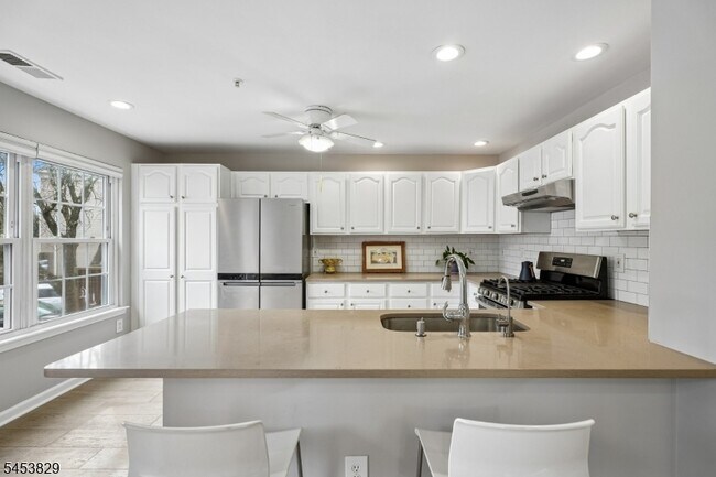 Building Photo - 55 Greenbrook Dr