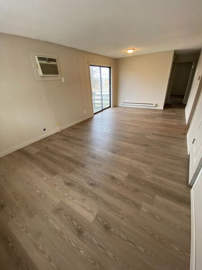 Building Photo - 2 Bedroom Ground Level Apartment in Columbia
