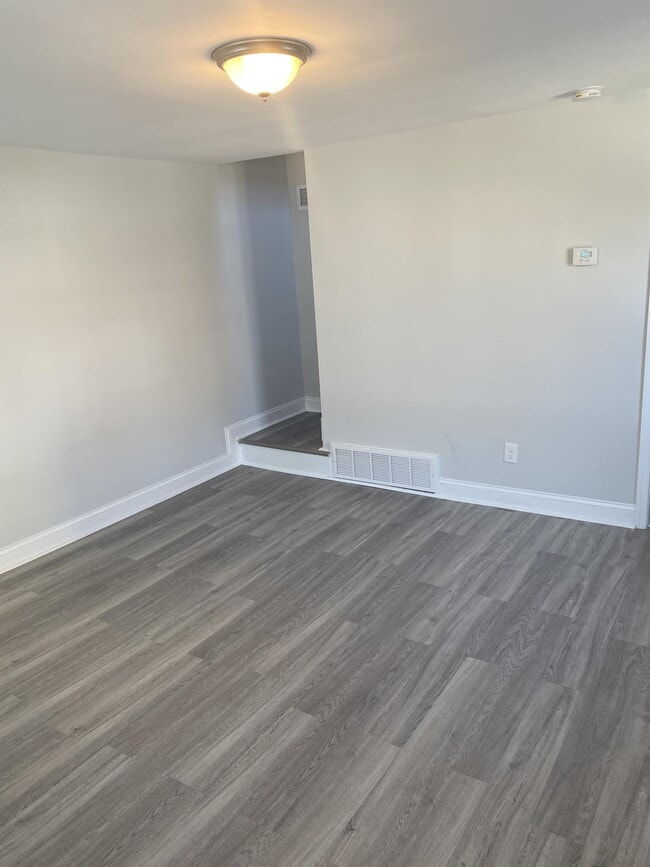 Building Photo - 400 Maple Ln