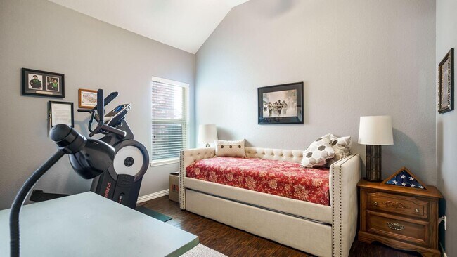 Building Photo - Beautiful 3 bedroom 2 bath and an office w...