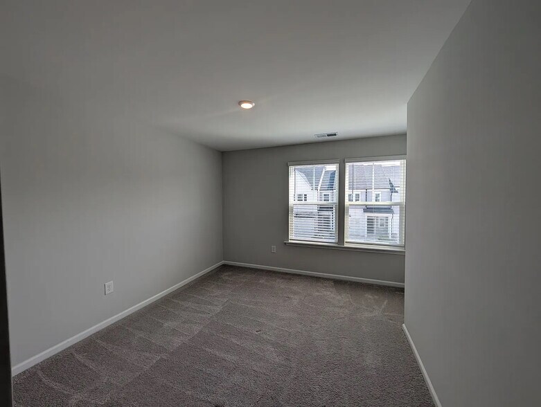 Building Photo - Room in Townhome on Regal Dr