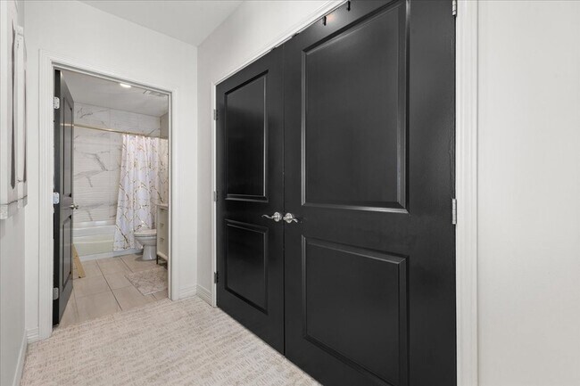 Building Photo - 500 Throckmorton St